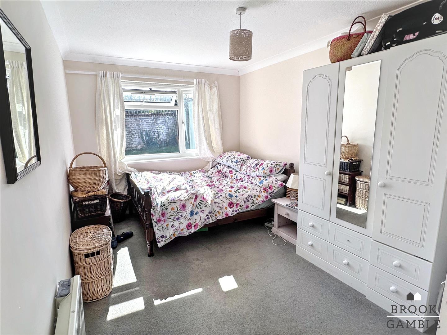 1 Bedroom Bungalow. Broomfield Street in Eastbourne,  5